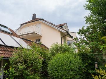 Heike Borchers Immobilien*Dachgeschoss t raum in ruhiger Wohngegend mit zwei Balkonen
