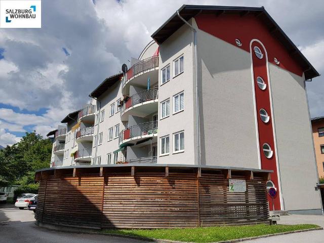 HEIMELIG IN ST. JOHANN! Sonnige, große, geförderte 2 Zimmerwohnung in St. Johann mit Balkon und Tiefgaragenplatz! Hohe Wohnbeihilfe möglich