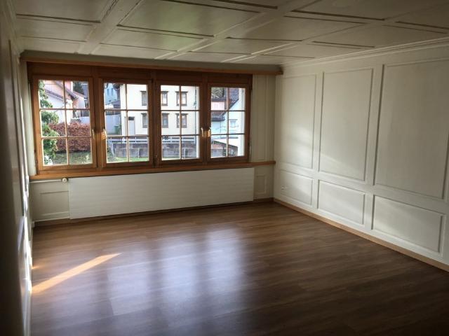 Heimelige 3,5 Zimmer Altbauwohnung mit Parkplatz und grossem Sitzplatz