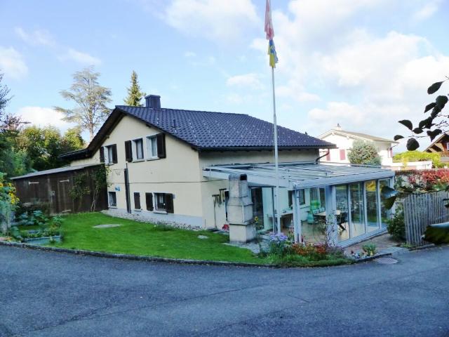 GROSSES EINFAMILIENHAUS MIT POTENZIAL