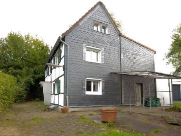 Heimwerker aufgepasst ! Freistehendes Fachwerkhaus * Renovierungsbedarf * ca. 132 m² Wfl. * ca. 354 m² Grundstück *.