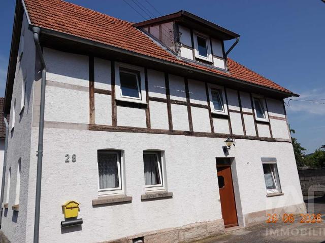 Heldra – freistehendes Einfamilienhaus mit drei unterkellerten Garagen und Potential zum Neubau EFH