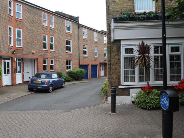 Helena Place, Hackney 1 bed flat to rent £1,750 pcm £404 pw