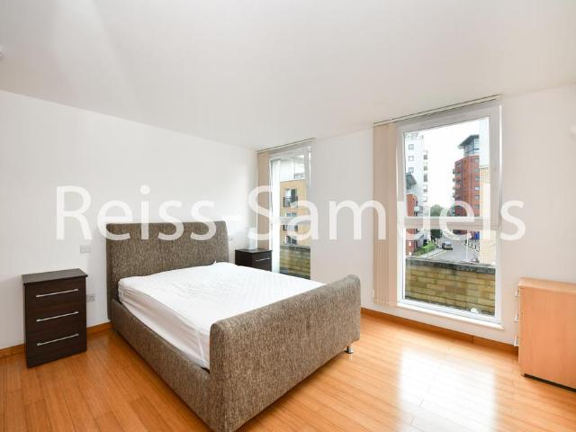 Helion court, Canary Wharf E14 3 bed apartment to rent £2,860 pcm £660 pw