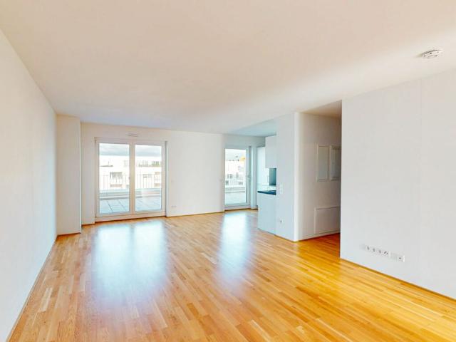Hell durchflutete 4 Zimmer Wohnung mit EBK, Dachterasse und zwei Bädern