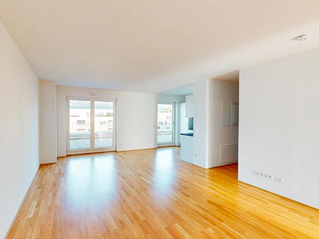 Hell durchflutete 4 Zimmer Wohnung mit EBK, Dachterasse und zwei Bädern