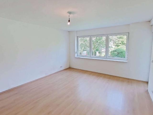 Hell, gemütlich, komplett: 3 Zimmer Wohnung inklusive EBK und Balkon