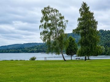 HELL, GERÄUMIG UND NAHE AM SEE