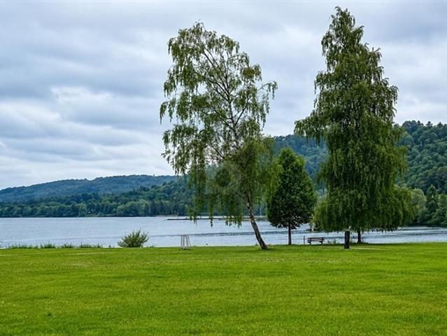 HELL, GERÄUMIG UND NAHE AM SEE