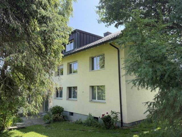 Hell, komfortabel, mit Cheminée und moderner Küche