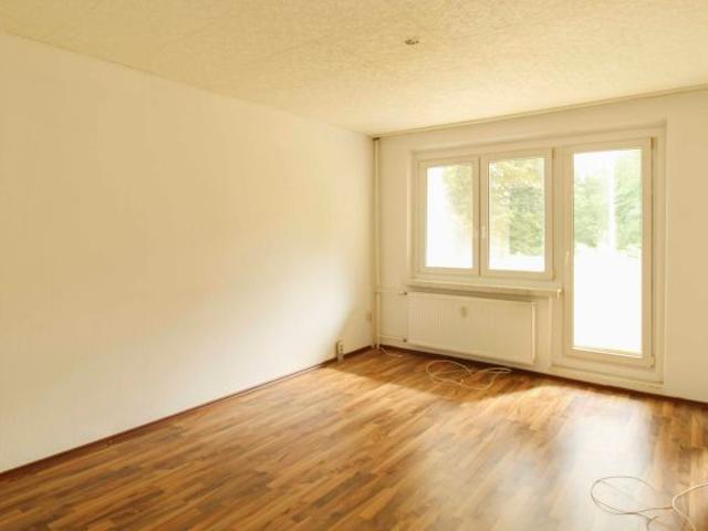 Hell, praktisch, fast ebenerdig – 2,5 Zimmer mit verglaster Loggia und Stellplatz