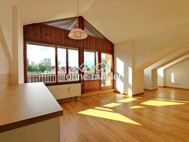 hell und geräumig: renovierte 2 Zimmer DG Wohnung auf 69m² mit großem Gaubenbalkon ohne Provision