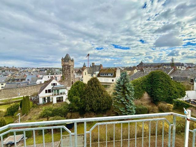 Hell und großzügig mit Blick auf die Burg