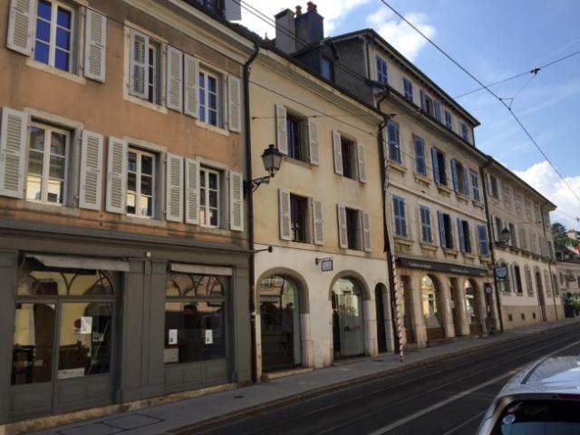 Hell und mit wunderschönen Volumina erstreckt sich dieses Gebäude über eine Gesamtfläche von etwa 148 m², verteilt wie folgt Erdgeschoss an der Straße ca. 45 m² Hinterzimmer ca. 35 m²