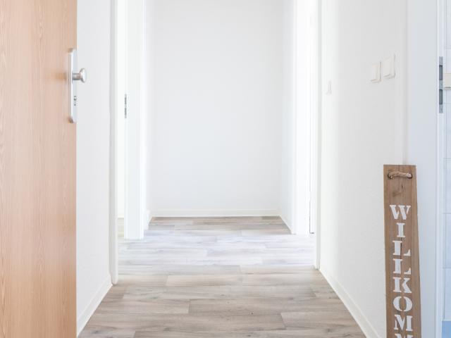Hell und modern! Frisch sanierte 2 Raum Wohnung mit Aufzug und Balkon zu vermieten nur mit WBS!