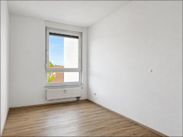 Helle 4 Raum Wohnung mit Balkon & Aufzug in zentraler Lage