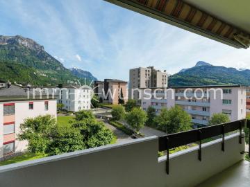 Helle 4 ½ Zi. Dach Eigentumswg mit Balkon, schöner Bergsicht und Autoeinstellplatz