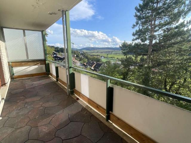 Helle 4 Zi. Wohnung mit wunderschönem Ausblick, großem Balkon und Terrasse, Garage, Einbauküche