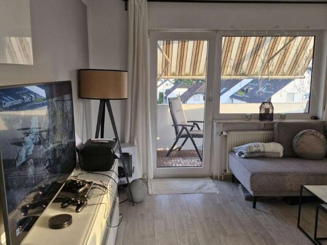 Helle 4 Zimmer Wohnung mit Aussichtsbalkon und Stellplatz – zentral, zwischen Feld und Weinberg