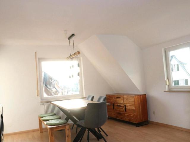 Helle 4 Zimmer Wohnung mit Balkon, Garten und Garagenstellpatz