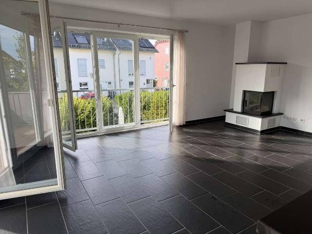 Helle 4 Zimmer Wohnung mit Glaskamin, Südwest Balkon und 2 Stellplätzen im Brühl