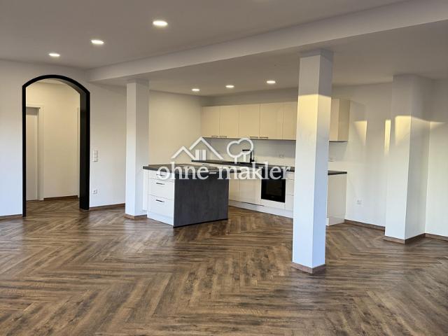 Helle 4 Zimmer Wohnung mit großem Balkon, Garten und Kamin