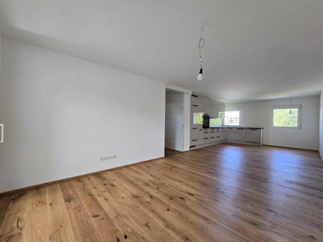 Helle 4 Zimmer Wohnung mit nagelneuer DAN Küche und Fußbodenheizung