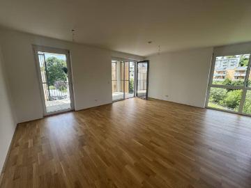 Helle 4 Zimmer Wohnung mit sehr großer überdachter Terrasse