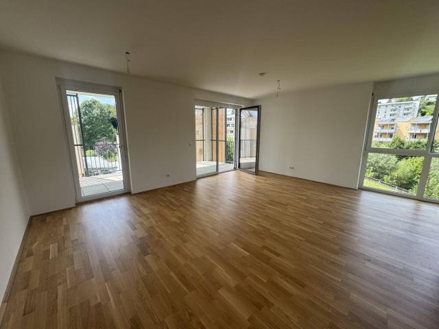 Helle 4 Zimmer Wohnung mit sehr großer überdachter Terrasse
