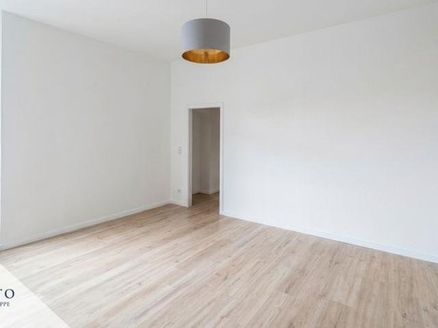 Helle 4 Zimmer Altbauwohnung mit Wannenbad und großem Balkon zum ruhigen Innenhof