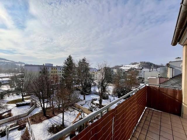 Helle 4 Zimmer Dachgeschosswohnung mit Terrasse & TG Platz
