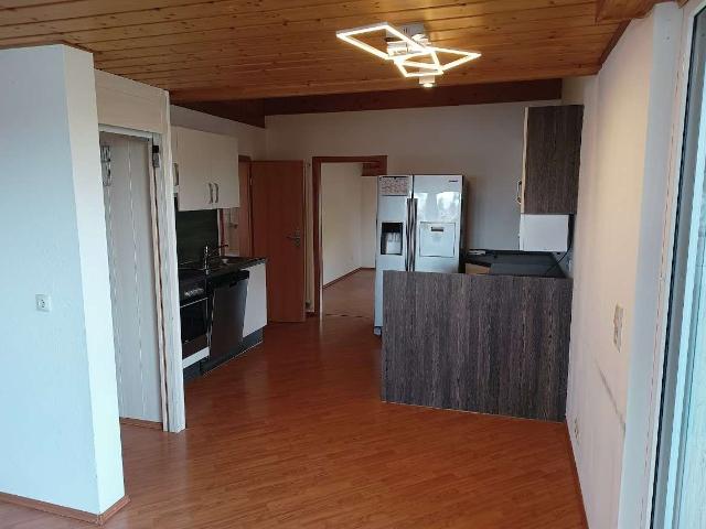 Helle 4 Zimmer Dachgeschosswohnung mit Balkon und EBK und Garage in Eppelheim