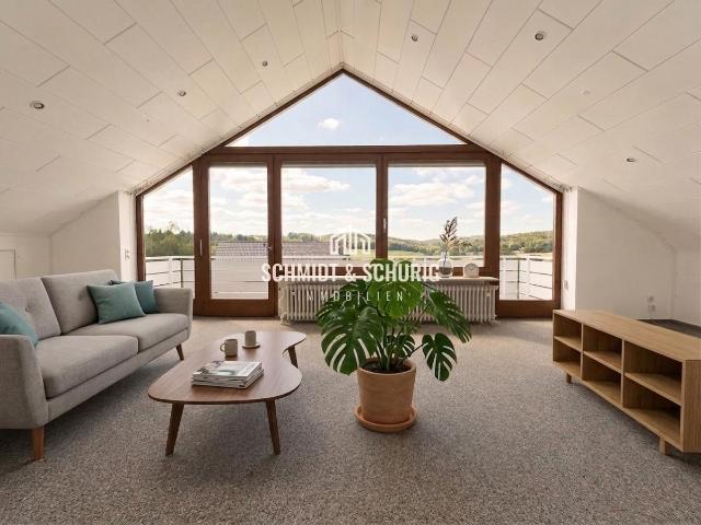 Helle 4 Zimmer Dachgeschosswohnung mit Balkon und schönem Ausblick in Bretten