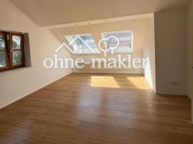 Helle 4 Zimmer Dachgeschosswohnung mit eigenem Garten