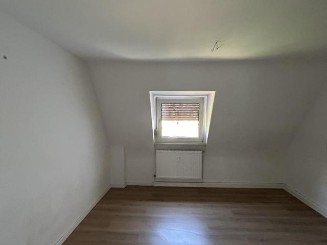 Helle 4 Zimmer Dachgeschosswohnung mit großzügiger Küche