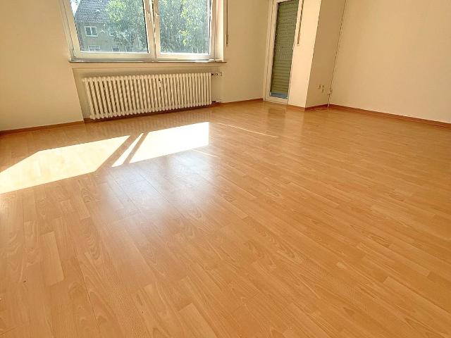 Helle 4 Zimmer Erdgeschosswohnung mit Einbauküche
