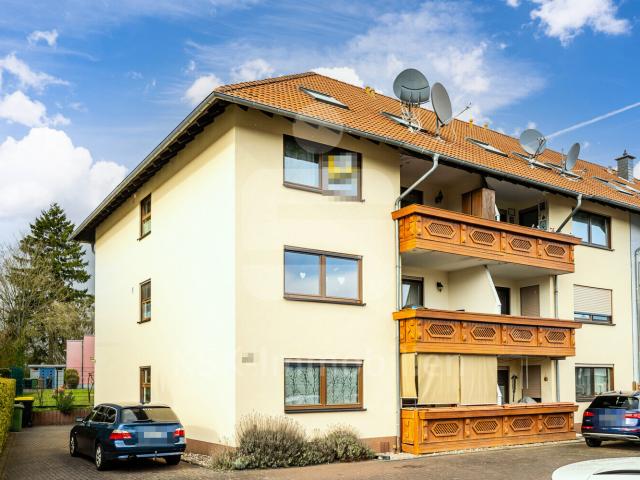 Helle 4 Zimmer Etagenwohnung mit Balkon, Stellplatz und zusätzlicher Nutzfläche im Dachgeschoss