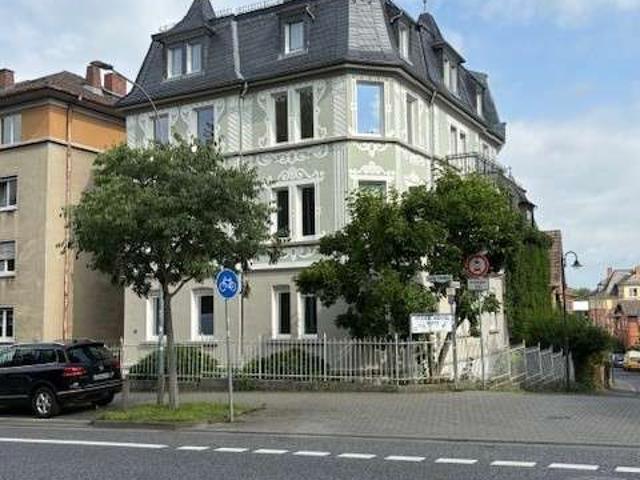 Helle 4 Zimmer Küche Bad Wohnung mit Altbaucharme