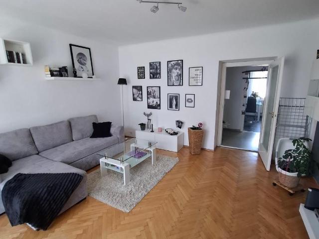 Helle 4 Zimmerwohnung mit neuwertiger Küche vollausgestattet mit Essplatz und großem Balkon