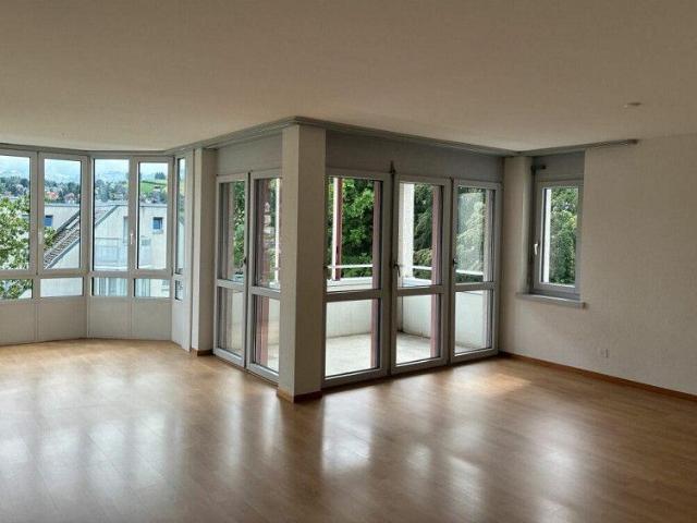 Helle 4 1/2 Zimmer Wohnung an zentraler Lage