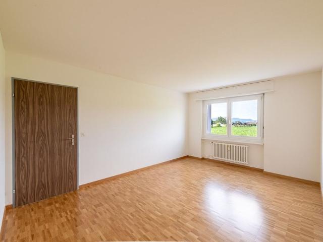 Helle 4.5 Zi Wohnung mit Balkon und Parkettböden an ruhiger Lage