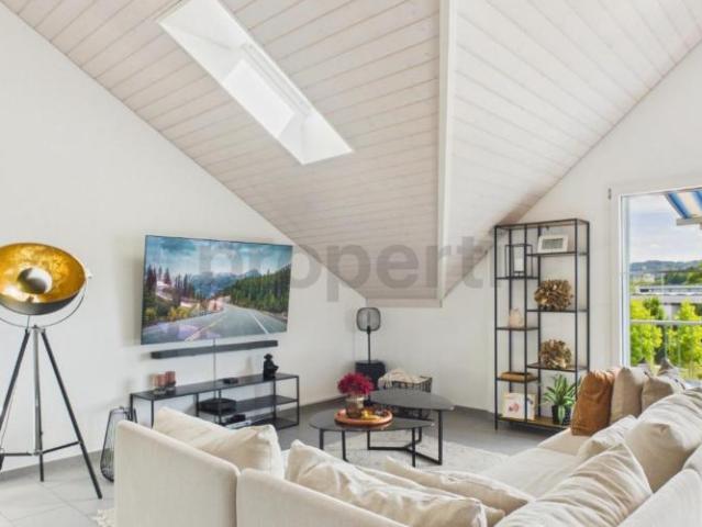Helle 4.5 Zimmer Dachwohnung mit 2 Bädern & Parkplätzen inklusive