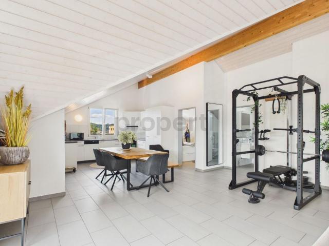 Helle 4.5 Zimmer Dachwohnung mit 2 Bädern & Parkplätzen inklusive