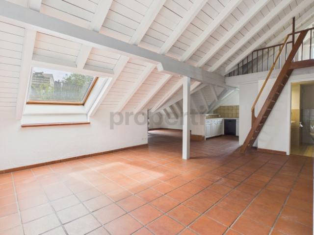 Helle 4.5 Zimmer Dachwohnung mit Balkon in Beringen