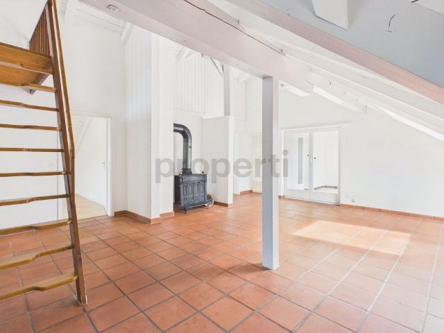 Helle 4.5 Zimmer Dachwohnung mit Balkon in Beringen
