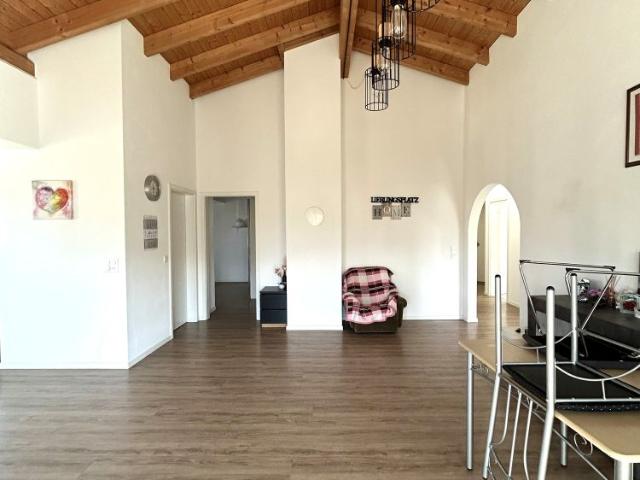 Helle 4.5 Zimmer Dachwohnung mit Balkon in Uznach