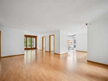 Helle 4.5 Zimmer Wohnung im 1. Obergeschoss an zentraler Lage in Meiringen