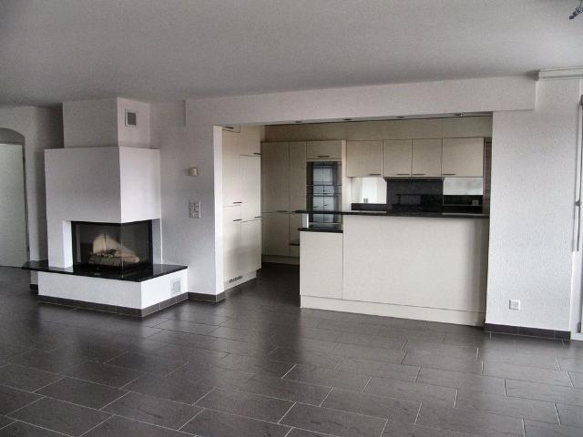 Helle 4.5 Zimmer Wohnung mit Balkon und herrlicher Aussicht in Oberwil Lieli
