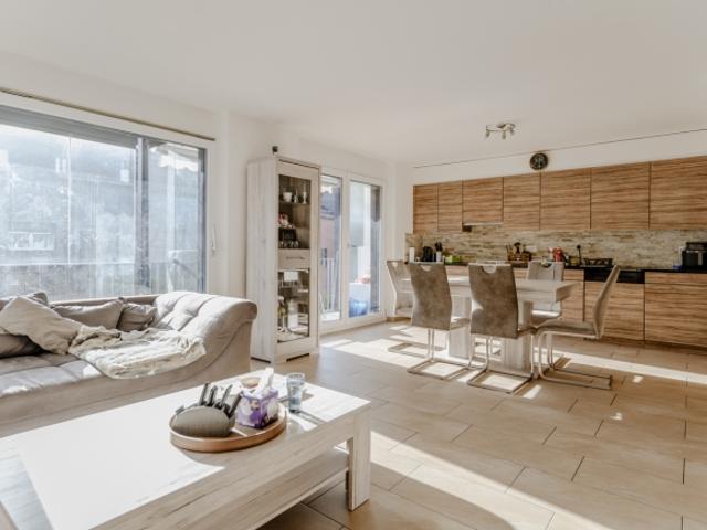 Helle 4.5 Zimmer Wohnung mit Balkon und Tiefgaragenparkplatz