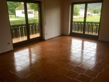 Helle 4,5 Zimmer Wohnung mit Balkon, Garten und Wärmepumpe in Obereichstätt zu vermieten